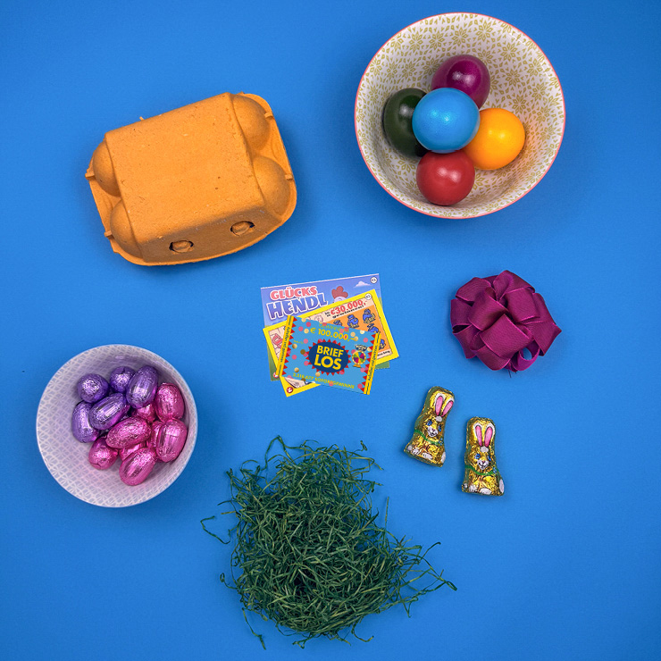 Ein Bild das die Utensilien für die Oster-Überraschung im Eierkarton zeigt.