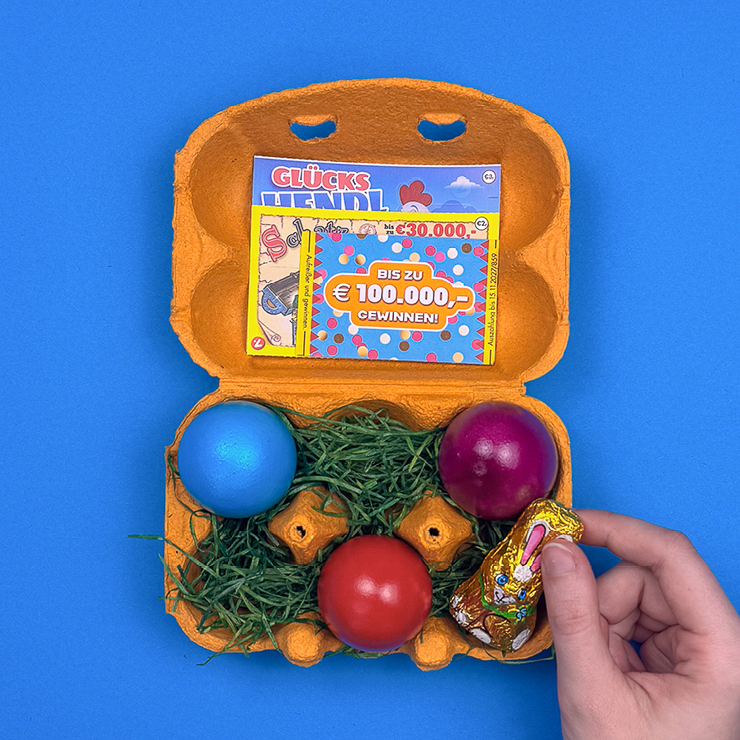 Ein Bild das zeigt, wie als nächstes die Schoko-Osterhasen dazugegeben werden.