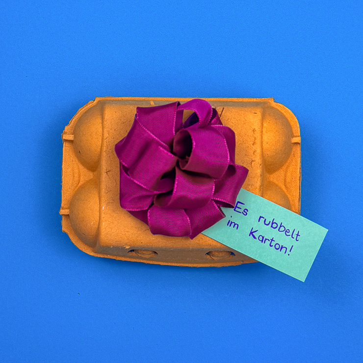 Ein Bild, dass die fertige Oster-Überraschung im Eierkarton zeigt.