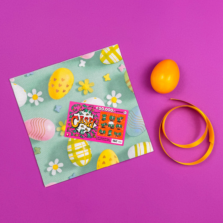 Ein Bild, das Serviette, Osterei, Geschenkband und Rubbellos zeigt.