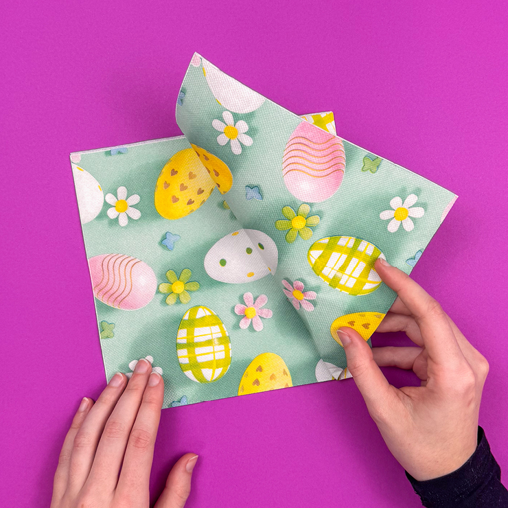 Ein Bild das zeigt, wie die Serviette vollständig aufgeklappt wird.