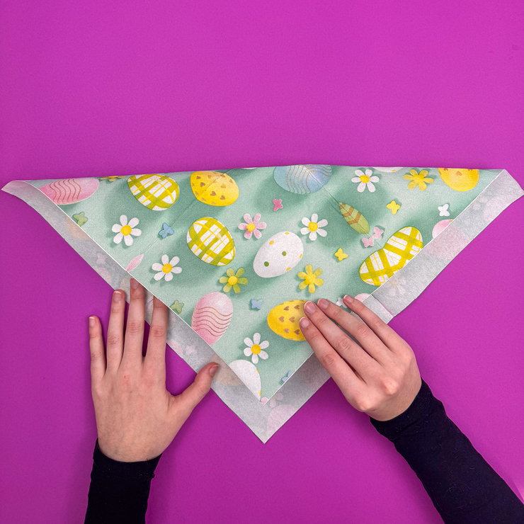 Ein Bild das zeigt, wie die zwei gegenüberliegenden Ecken aufeinandergelegt werden.