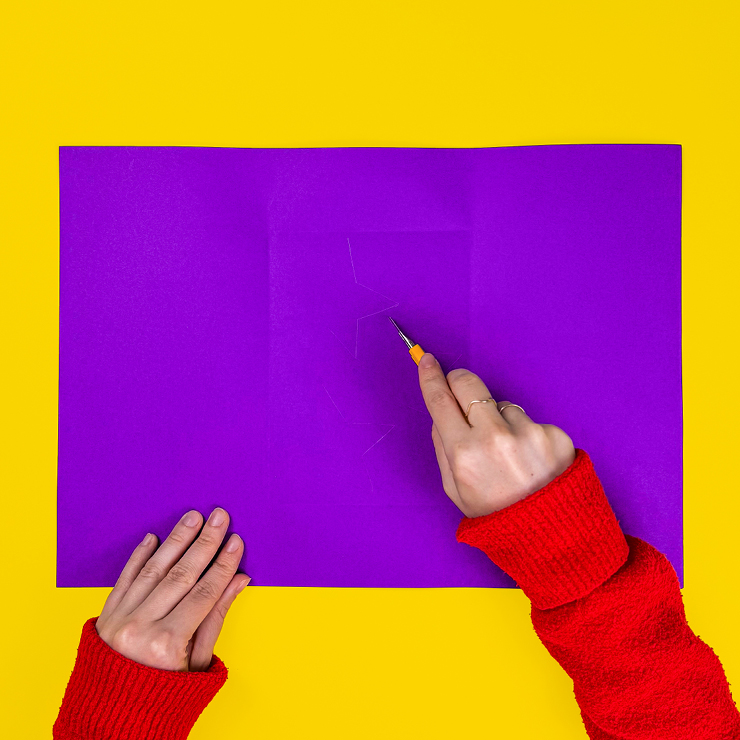 Ein Bild das zeigt, wie die Sterne mit dem Cutter ausgeschnitten werden.