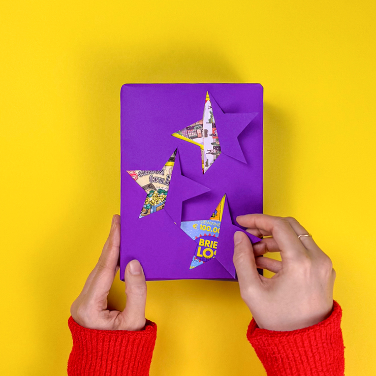 Ein Bild das zeigt, wie die halb ausgeschnittenen Sterne gefaltet werden. 