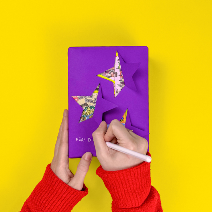 Ein Bild das zeigt, wie der Name auf das Geschenk geschrieben wird. 