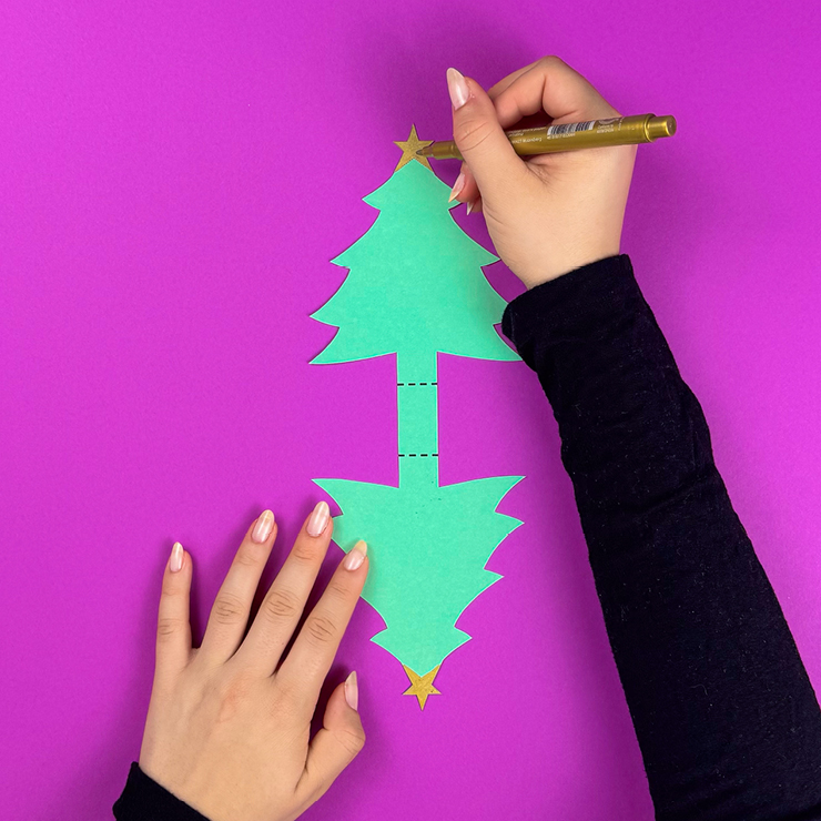 Ein Bild das zeigt, wie die Sternspitze mit Goldstift bemalt wird.