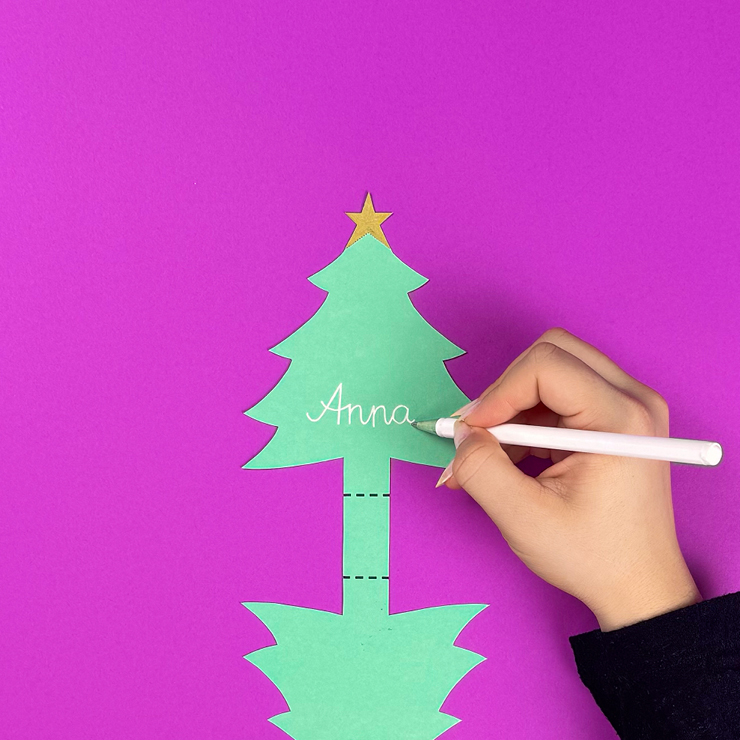 Ein Bild das zeigt, wie das Tischkärtchen mit Namen gefaltet wird.