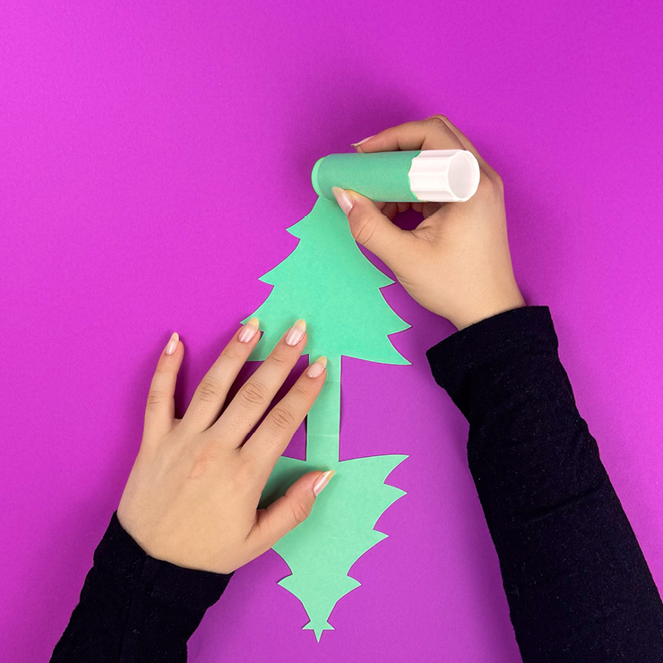 Ein Bild das zeigt, wie die Bäumchen an den Spitzen zusammengeklebt werden.