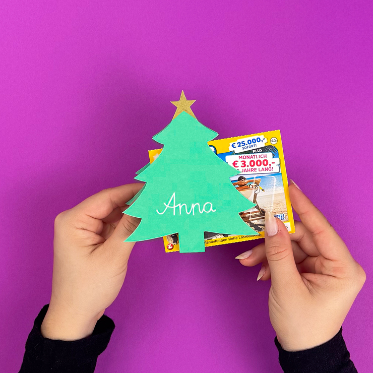 Ein Bild das zeigt, wie das Rubbellos im Tischkärtchen platziert wird.