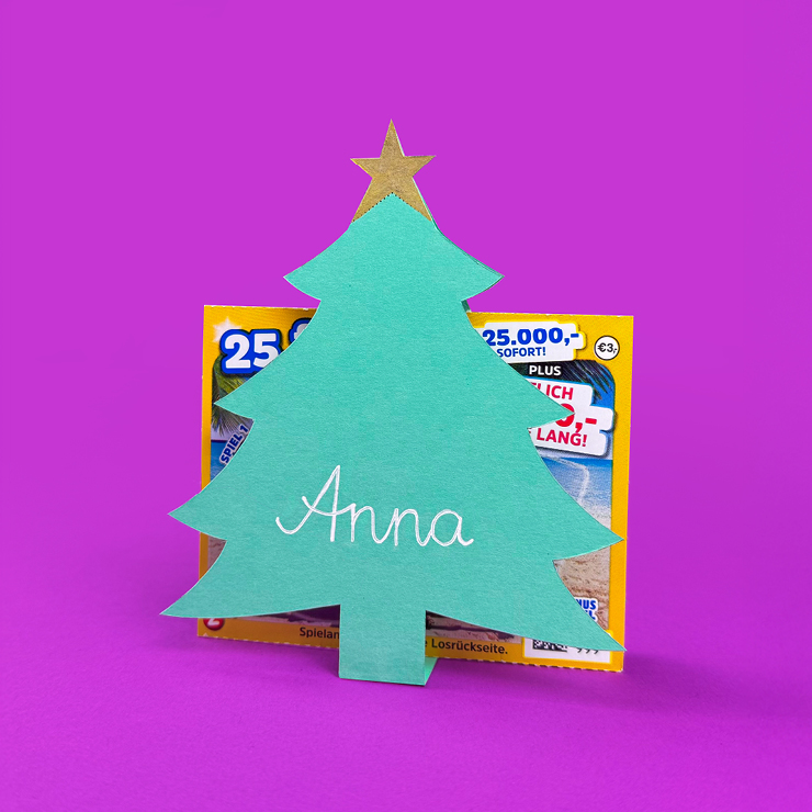 Ein Bild das das fertige Tannenbaum-Tischkärtchen mit persönlicher Note zeigt