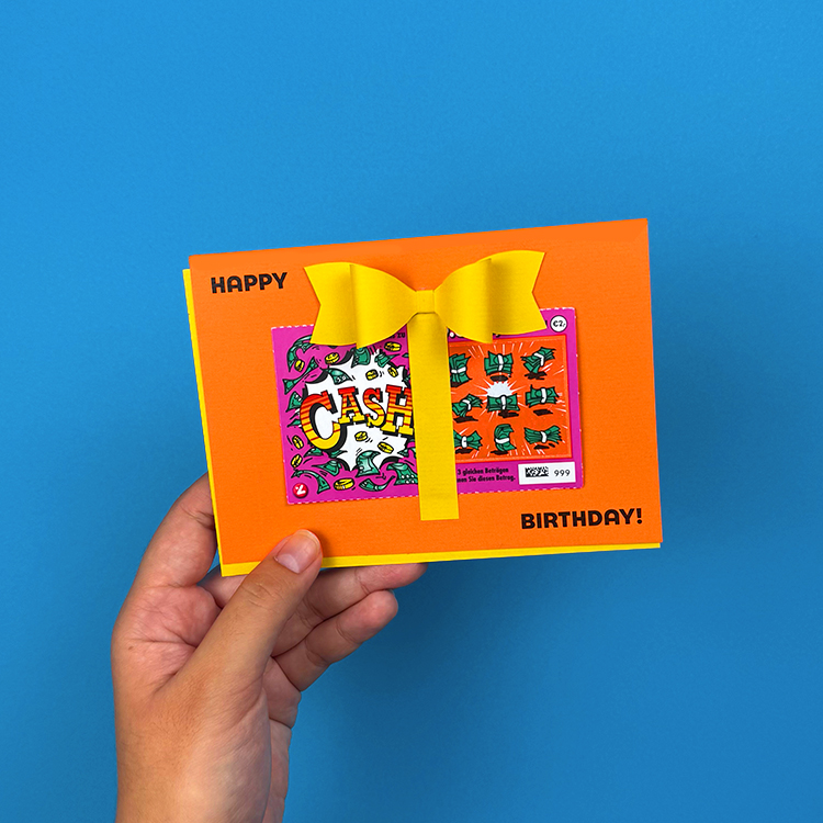 Ein Bild, das die fertige selbstgebastelte Geburtstagskarte mit Rubbellos zeigt.