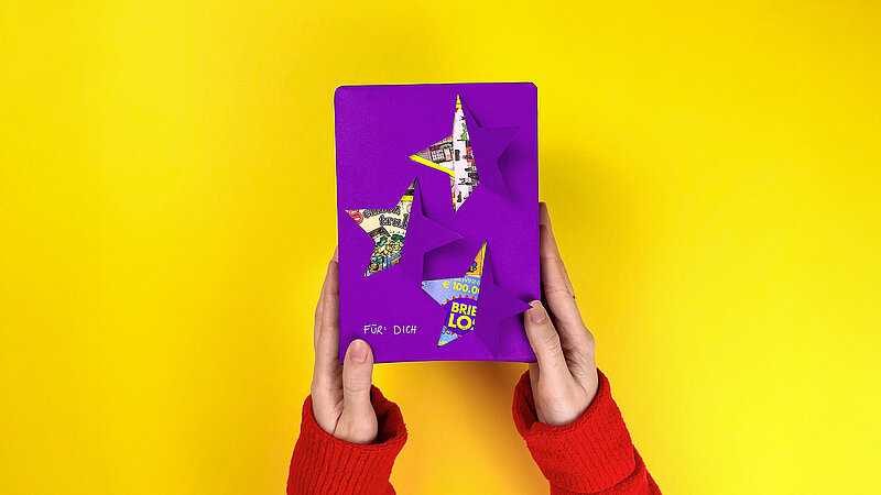 Ein Bild, dass das fertige Sterne Packerl mit Rubbellosen zeigt. 