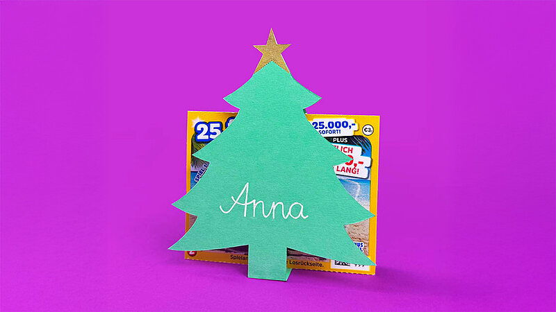 Ein Bild das das fertige Tannenbaum-Tischkärtchen mit persönlicher Note zeigt.