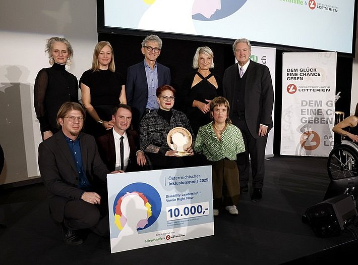 Mehrere Mensche auf der Bühne bei der Preisverleihung des Inklusionspreises 2025