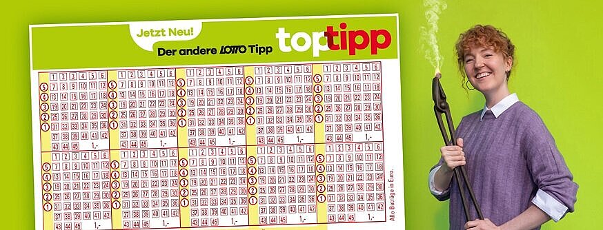 Eine junge Frau hält eine glühend heiße Euromünze mit einer Eisenzange. Daneben ein Top-Tipp-Schein, ein Zahlen-Spiel, bei dem man auf die Lotto-Zahlen tippt.