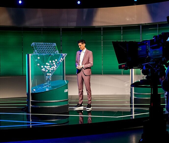 Wie gewinnt man im Lotto Lotto-Moderator Ralph Huber-Blechinger im ORF Lotto-Studio