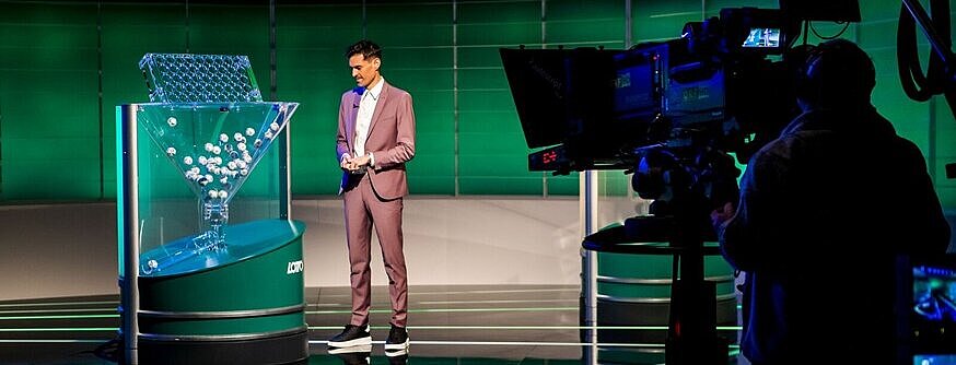 Wie gewinnt man im Lotto Lotto-Moderator Ralph Huber-Blechinger im ORF Lotto-Studio