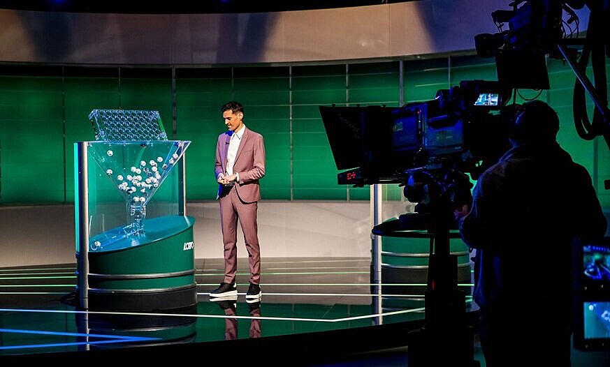 Wie gewinnt man im Lotto Lotto-Moderator Ralph Huber-Blechinger im ORF Lotto-Studio