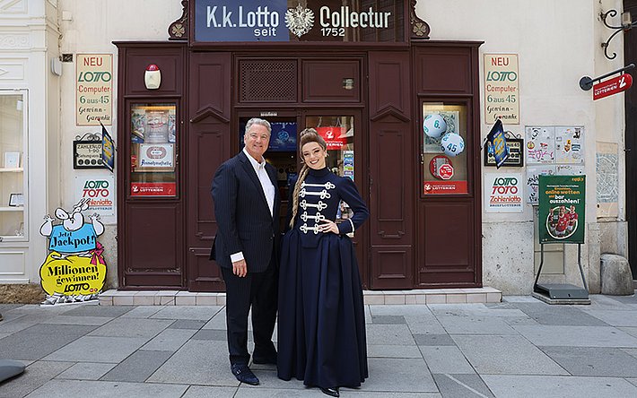 : Hauptdarstellerin Nienke Latten mit Erwin van Lambaart vor Österreichs ältester Lotto Annahmestelle am Wiener Stephansplatz.