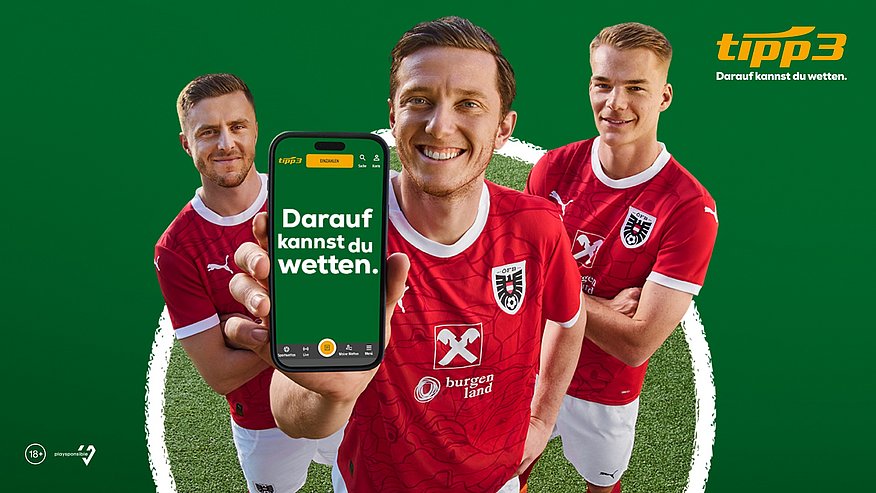 Drei österreichische Nationalteam-Fußballer im Dress, Michael Gregoritsch hält ein Smartphone in der Hand
