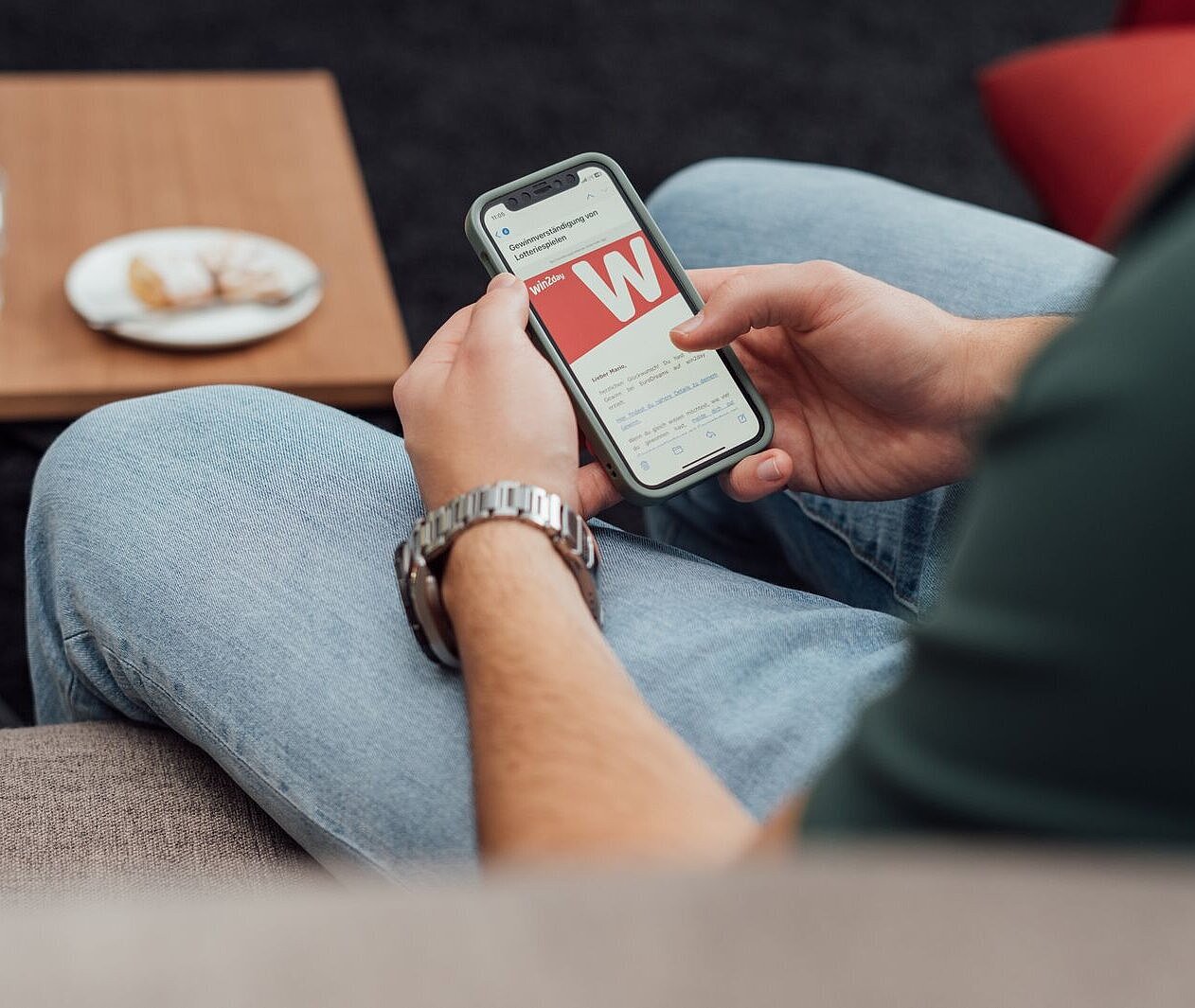 So funktioniert die TopTipp Auszahlung Jemand lässt sich übers Handy den TopTipp-Gewinn der Österreichischen Lotterien auszahlen