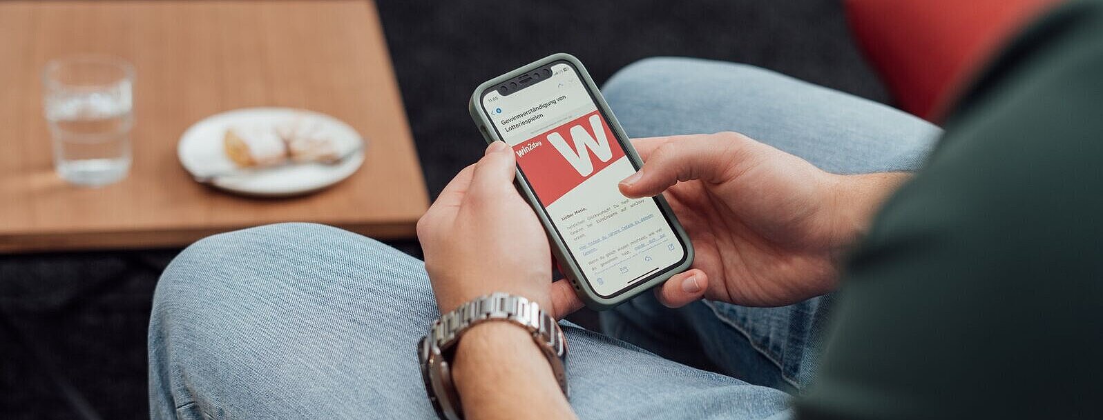 So funktioniert die TopTipp Auszahlung Jemand lässt sich übers Handy den TopTipp-Gewinn der Österreichischen Lotterien auszahlen