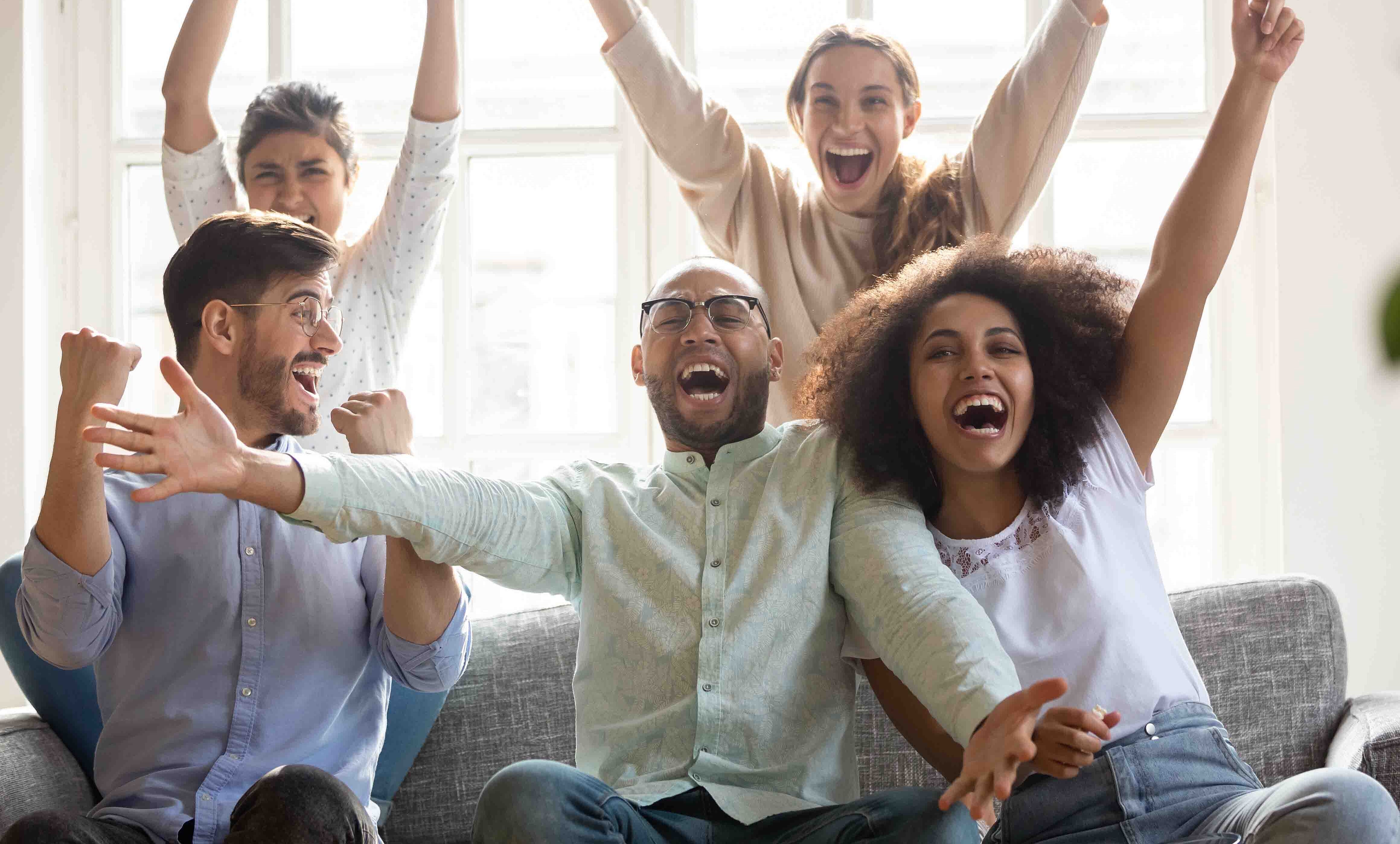 Menschen freuen sich gemeinsam über einen Gewinn