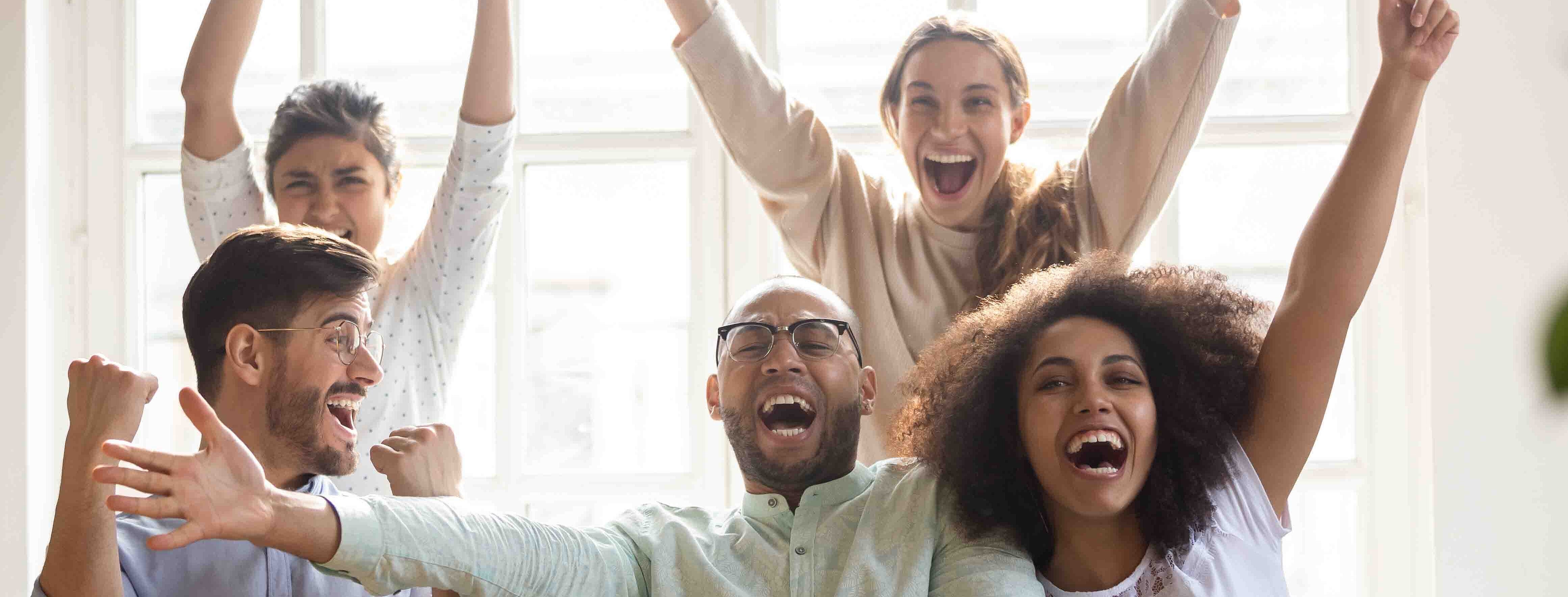 Menschen freuen sich gemeinsam Menschen freuen sich gemeinsam über einen Gewinn
