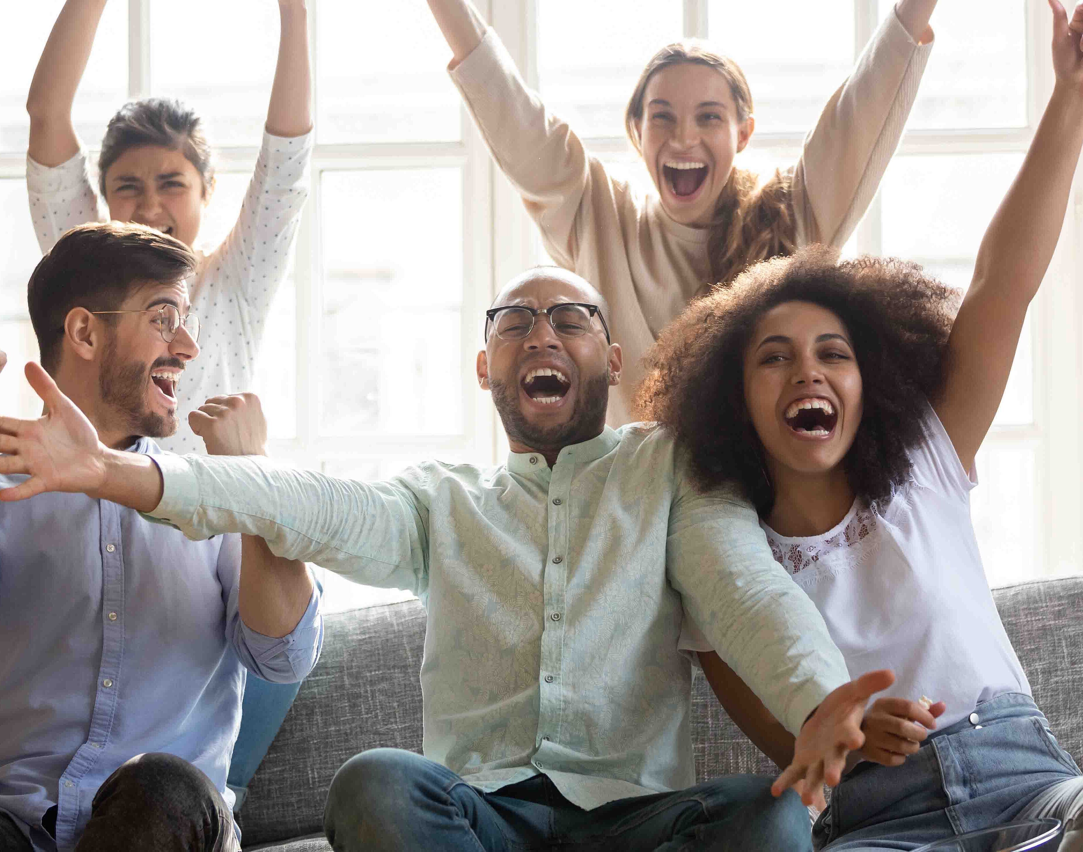 Menschen freuen sich gemeinsam über einen Gewinn