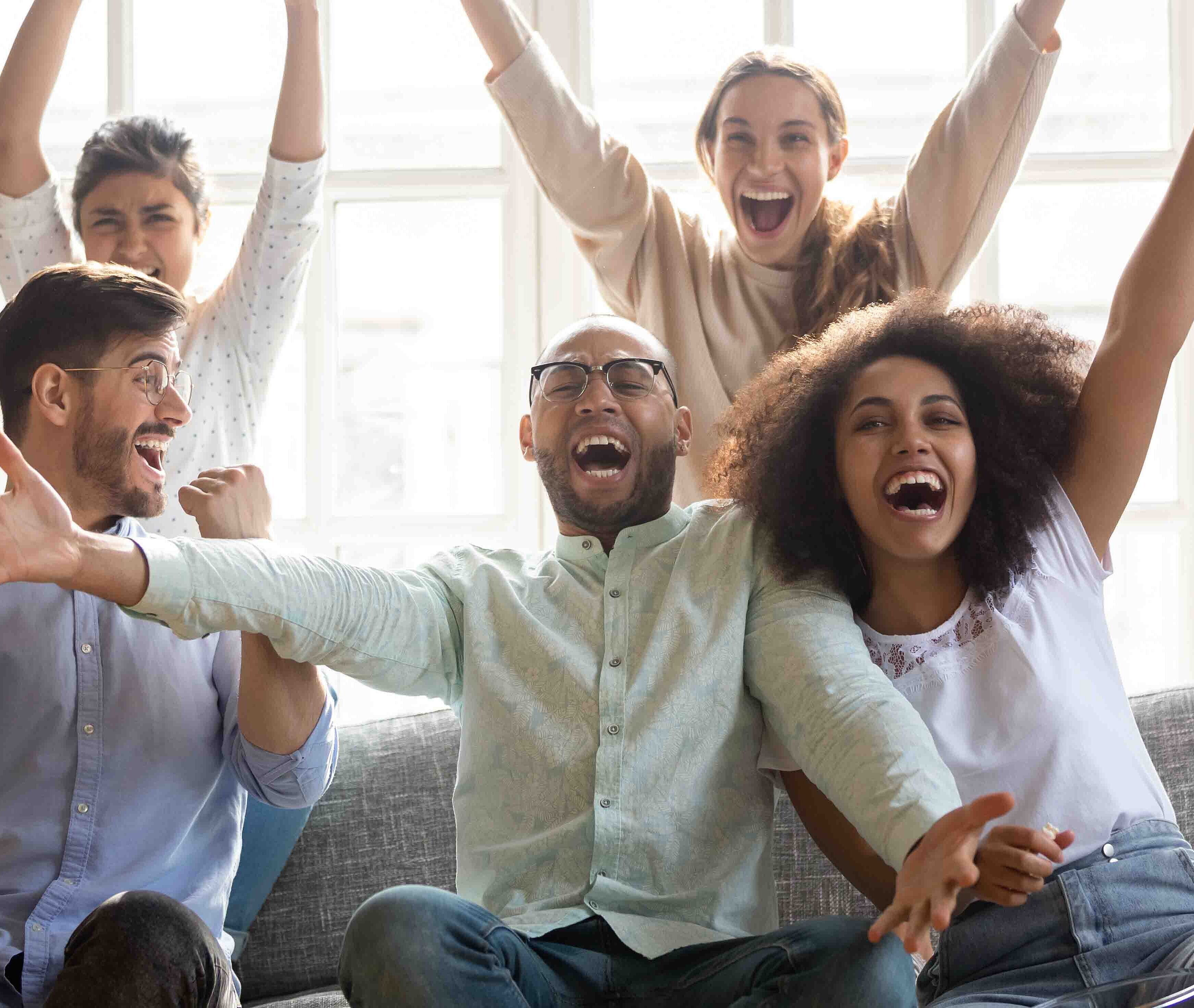 Menschen freuen sich gemeinsam Menschen freuen sich gemeinsam über einen Gewinn