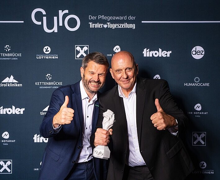 Die beiden Gewinner des Curo-Pflegeawards in der Kategorie „Spezialist:in“ bei der Preisverleihung im November 2025