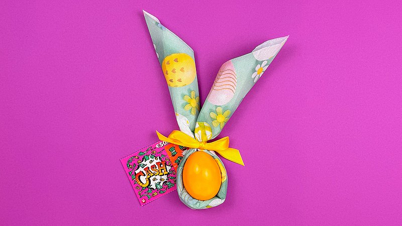 Ein Bild, dass das fertige Servietten-Ei mit Rubbellosen zeigt