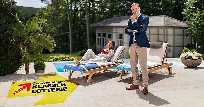 Logo Klassenlotterie. Eine Frau liegt am Pool und ein Mann steht daneben.