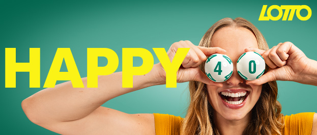 Happy 40 Lotto steht als Text im Bild. Kugeln 4 und 0 hält eine Frau sich vor den Augen.