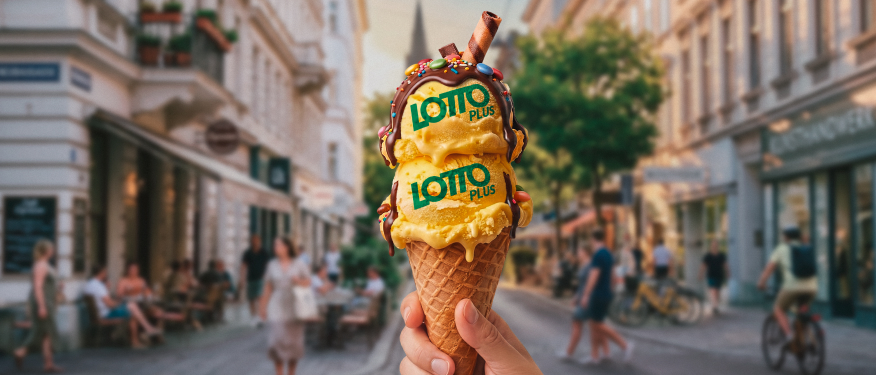 Auf einer sommerlichen Wiener Straße wird ein Eis mit zwei gelben Eiskugeln in der Bildmitte gehalten, darauf steht LottoPlus.
