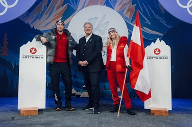Offizielle Einkleidung vor den Olympischen Winterspielen in Milano Cortina 2026: Vorstandsdirektor der Österreichischen Lotterien Erwin van Lambaart mit Snowboard-Freestylerin Anna Gasser und Snowboarder Benjamin-Karl