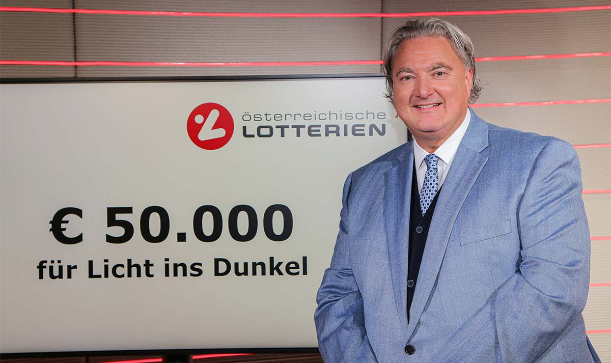 General Director Erwin van Lambaart pictured with the donation cheque for 50,000 euros for “Licht ins Dunkel” 